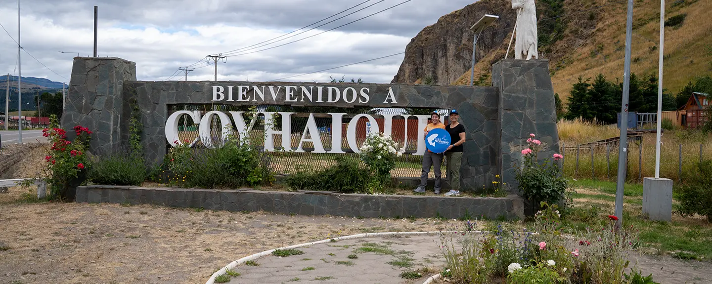Anglers at the Bienvenidos a Coyhaique welcome sign after arriving from Balmaceda Airport